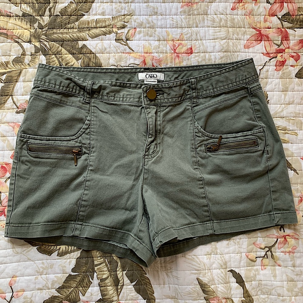 5️⃣$5 Bundle🌺 Cato Women’s Khaki Zipper Pocket Shorts Size 8